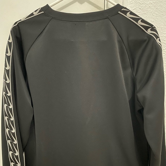 Nike Sweatshirt with Detailed Sleeve - Picture 3 of 5